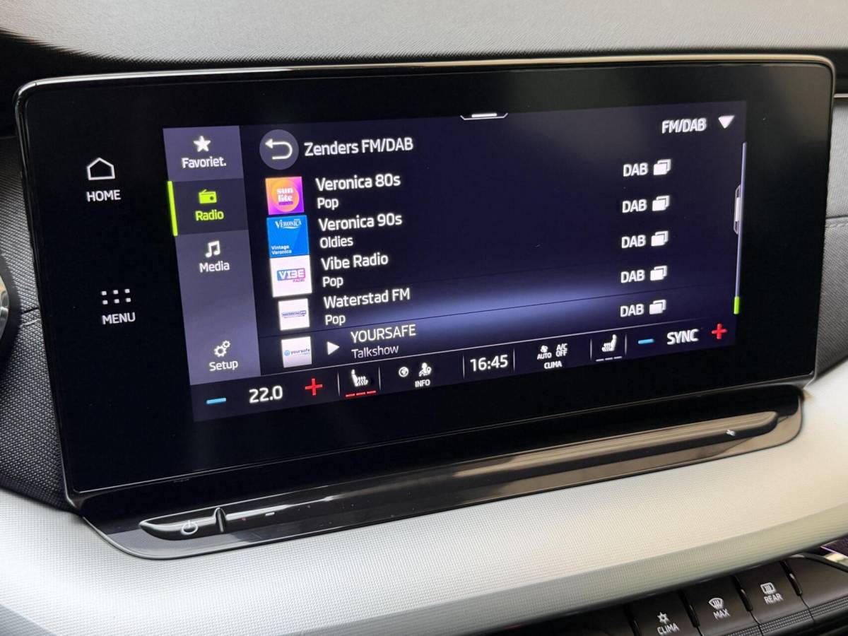 Škoda Octavia Skoda Octavia Combi 1.0 e-TSI Business Edition Plus Automaat | Achteruitrijcamera | Apple CarPlay/Android Auto | Adaptieve cruise control | Climate control | LED verlichting | Signaalkleur | Parkeersensoren voor en achter