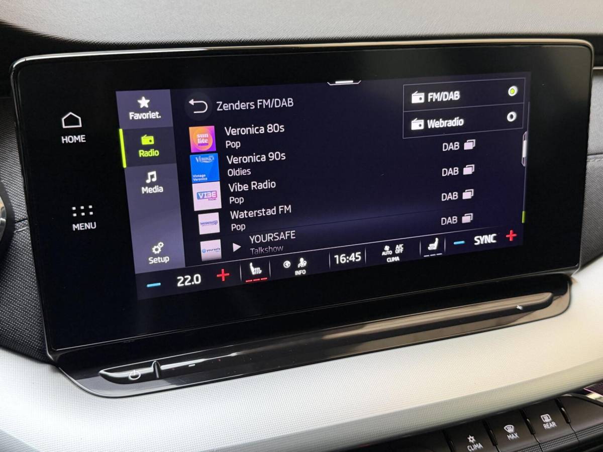 Škoda Octavia Skoda Octavia Combi 1.0 e-TSI Business Edition Plus Automaat | Achteruitrijcamera | Apple CarPlay/Android Auto | Adaptieve cruise control | Climate control | LED verlichting | Signaalkleur | Parkeersensoren voor en achter
