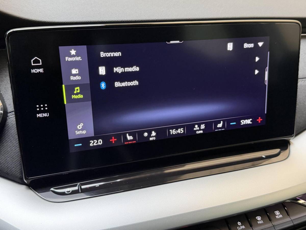 Škoda Octavia Skoda Octavia Combi 1.0 e-TSI Business Edition Plus Automaat | Achteruitrijcamera | Apple CarPlay/Android Auto | Adaptieve cruise control | Climate control | LED verlichting | Signaalkleur | Parkeersensoren voor en achter