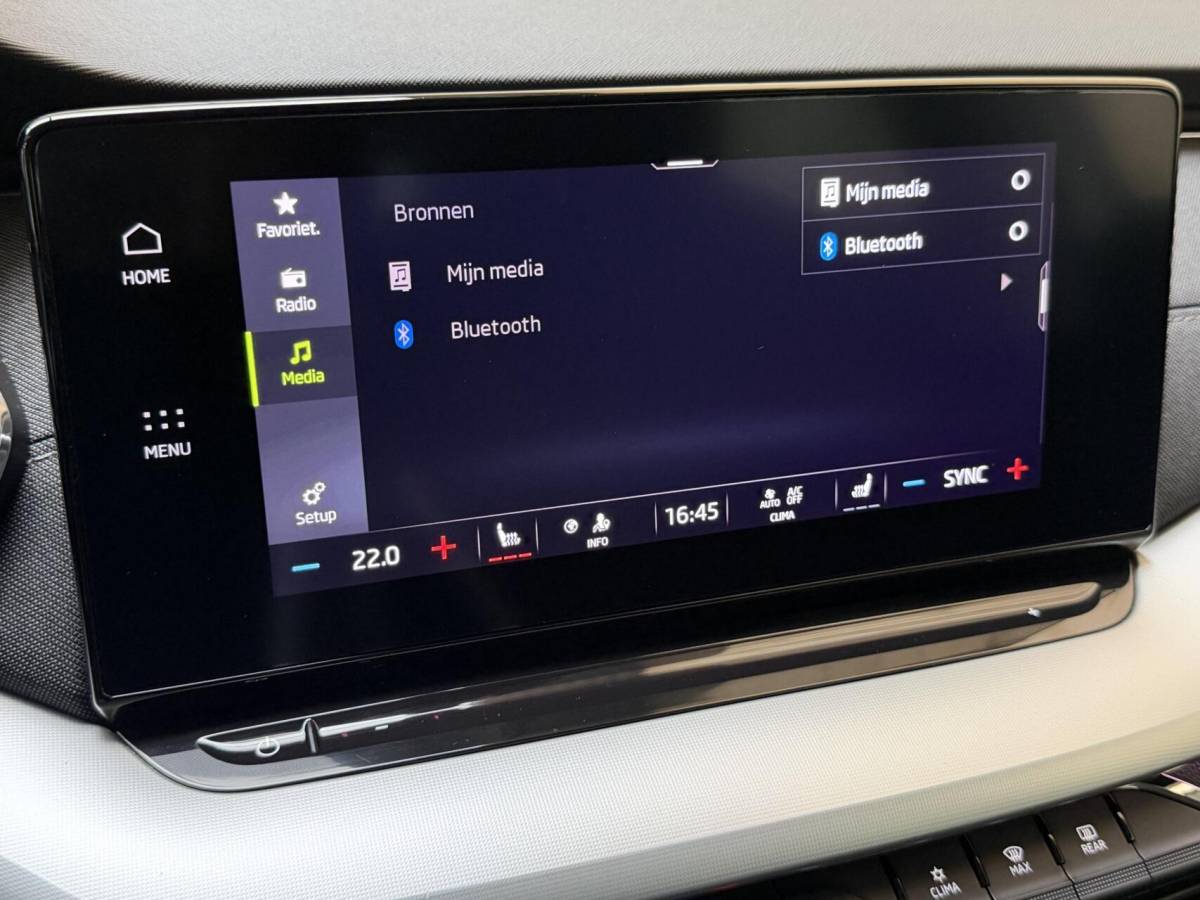 Škoda Octavia Skoda Octavia Combi 1.0 e-TSI Business Edition Plus Automaat | Achteruitrijcamera | Apple CarPlay/Android Auto | Adaptieve cruise control | Climate control | LED verlichting | Signaalkleur | Parkeersensoren voor en achter
