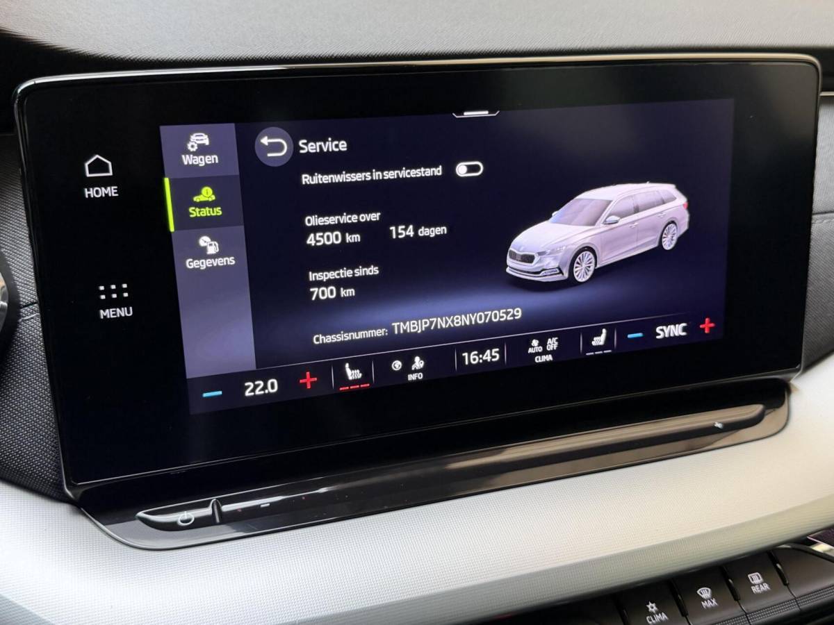 Škoda Octavia Skoda Octavia Combi 1.0 e-TSI Business Edition Plus Automaat | Achteruitrijcamera | Apple CarPlay/Android Auto | Adaptieve cruise control | Climate control | LED verlichting | Signaalkleur | Parkeersensoren voor en achter