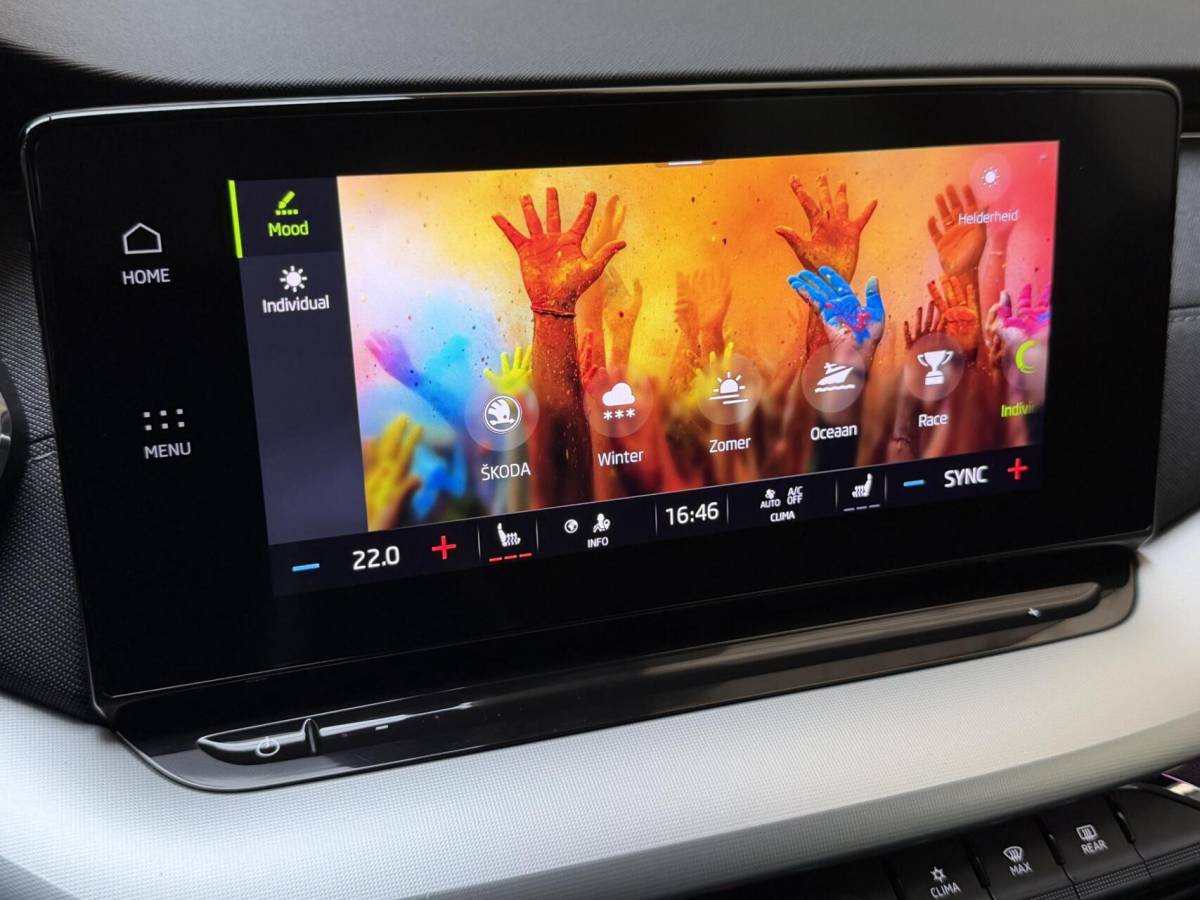 Škoda Octavia Skoda Octavia Combi 1.0 e-TSI Business Edition Plus Automaat | Achteruitrijcamera | Apple CarPlay/Android Auto | Adaptieve cruise control | Climate control | LED verlichting | Signaalkleur | Parkeersensoren voor en achter