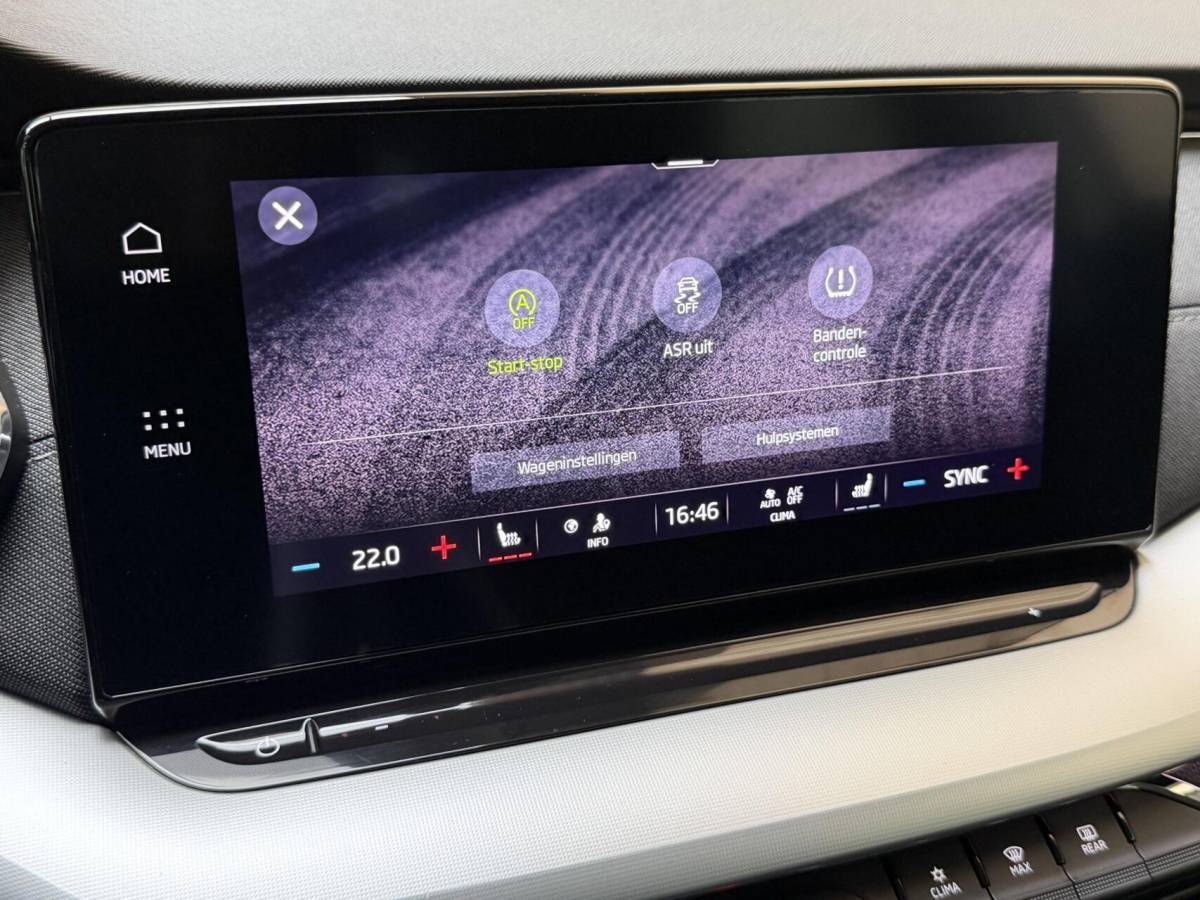 Škoda Octavia Skoda Octavia Combi 1.0 e-TSI Business Edition Plus Automaat | Achteruitrijcamera | Apple CarPlay/Android Auto | Adaptieve cruise control | Climate control | LED verlichting | Signaalkleur | Parkeersensoren voor en achter