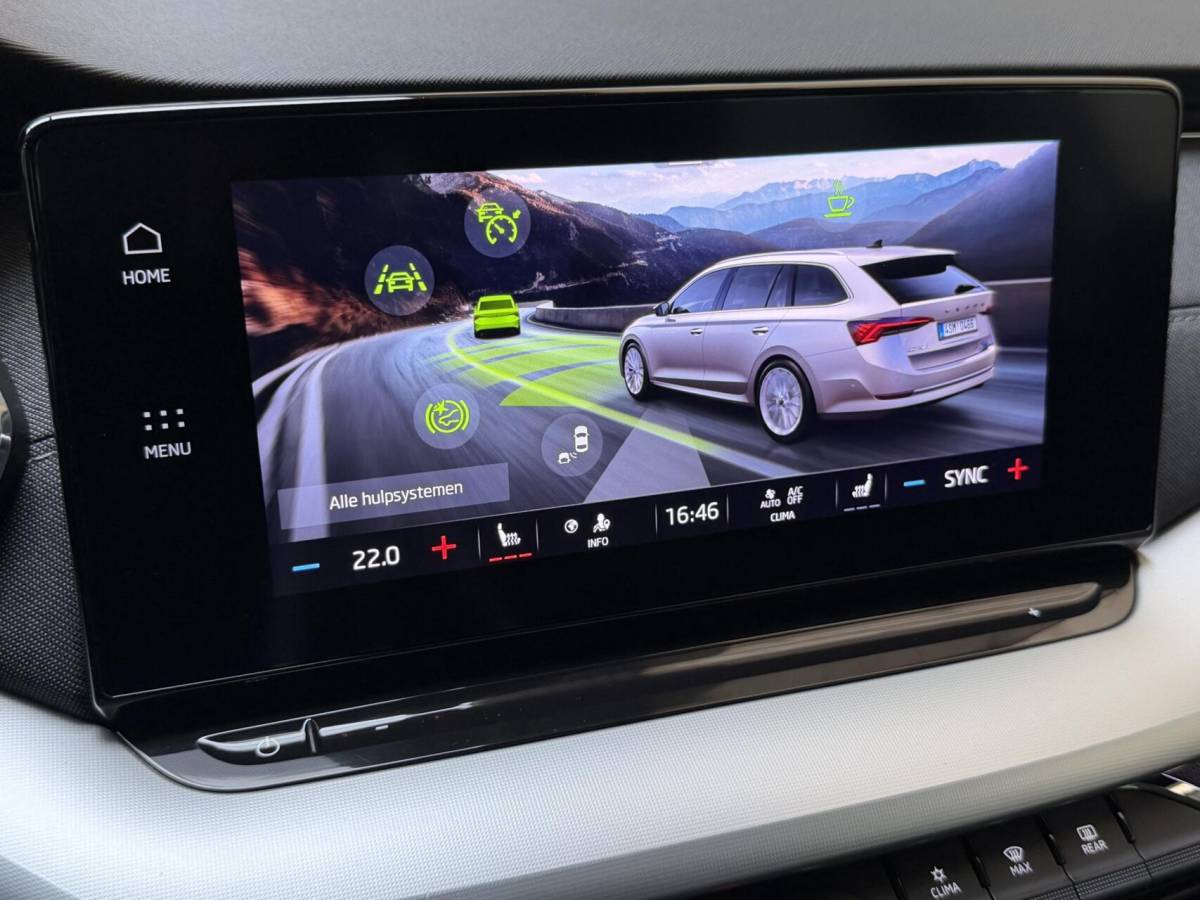 Škoda Octavia Skoda Octavia Combi 1.0 e-TSI Business Edition Plus Automaat | Achteruitrijcamera | Apple CarPlay/Android Auto | Adaptieve cruise control | Climate control | LED verlichting | Signaalkleur | Parkeersensoren voor en achter