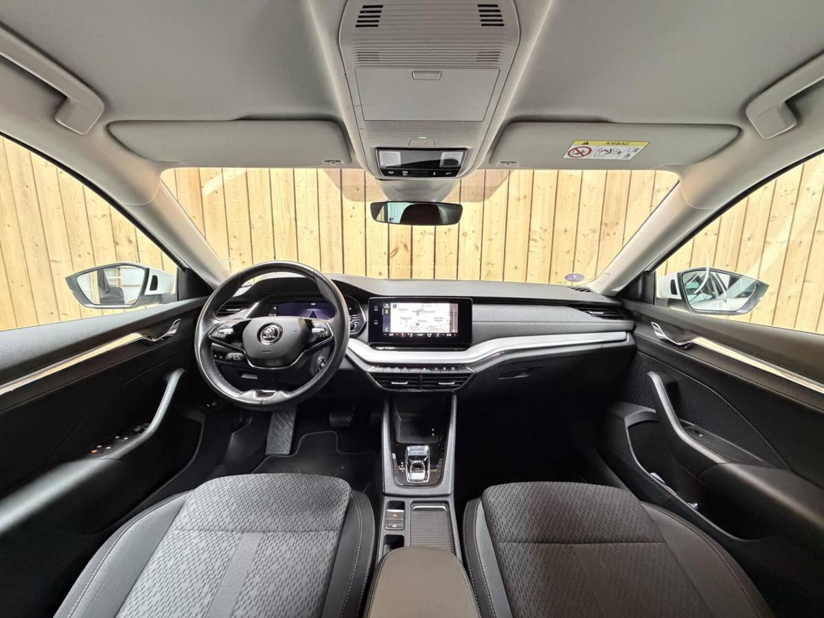 Škoda Octavia Skoda Octavia Combi 1.0 e-TSI Business Edition Plus Automaat | Achteruitrijcamera | Apple CarPlay/Android Auto | Adaptieve cruise control | Climate control | LED verlichting | Signaalkleur | Parkeersensoren voor en achter