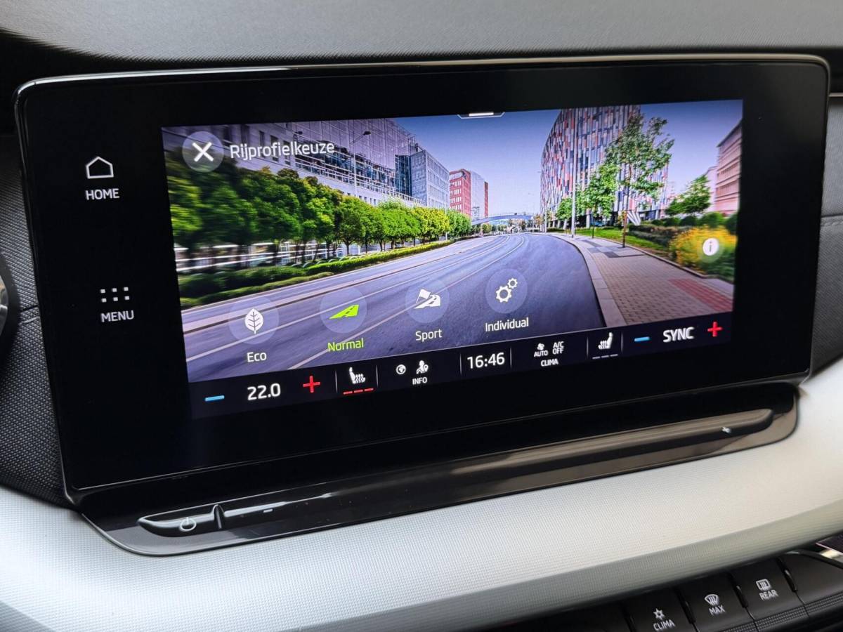 Škoda Octavia Skoda Octavia Combi 1.0 e-TSI Business Edition Plus Automaat | Achteruitrijcamera | Apple CarPlay/Android Auto | Adaptieve cruise control | Climate control | LED verlichting | Signaalkleur | Parkeersensoren voor en achter
