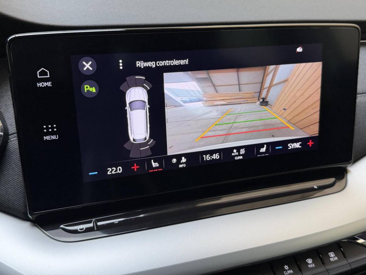 Škoda Octavia Skoda Octavia Combi 1.0 e-TSI Business Edition Plus Automaat | Achteruitrijcamera | Apple CarPlay/Android Auto | Adaptieve cruise control | Climate control | LED verlichting | Signaalkleur | Parkeersensoren voor en achter