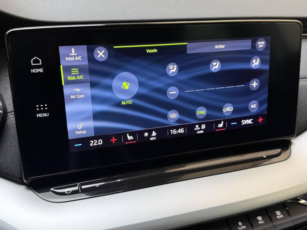 Škoda Octavia Skoda Octavia Combi 1.0 e-TSI Business Edition Plus Automaat | Achteruitrijcamera | Apple CarPlay/Android Auto | Adaptieve cruise control | Climate control | LED verlichting | Signaalkleur | Parkeersensoren voor en achter