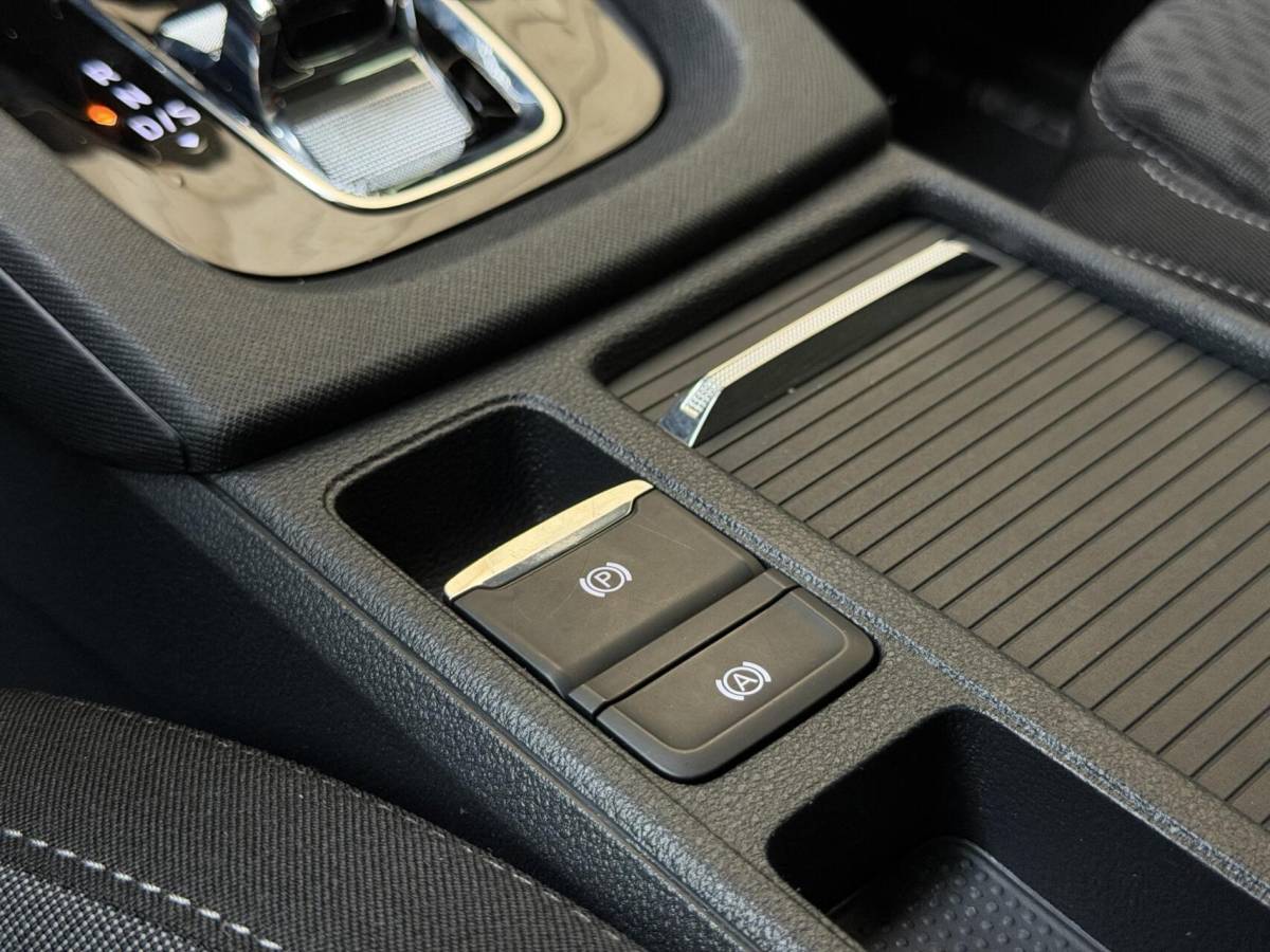 Škoda Octavia Skoda Octavia Combi 1.0 e-TSI Business Edition Plus Automaat | Achteruitrijcamera | Apple CarPlay/Android Auto | Adaptieve cruise control | Climate control | LED verlichting | Signaalkleur | Parkeersensoren voor en achter
