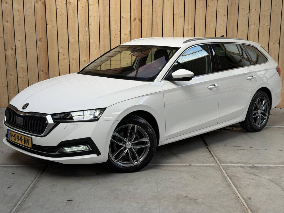 Škoda Octavia Skoda Octavia Combi 1.0 e-TSI Business Edition Plus Automaat | Achteruitrijcamera | Apple CarPlay/Android Auto | Adaptieve cruise control | Climate control | LED verlichting | Signaalkleur | Parkeersensoren voor en achter