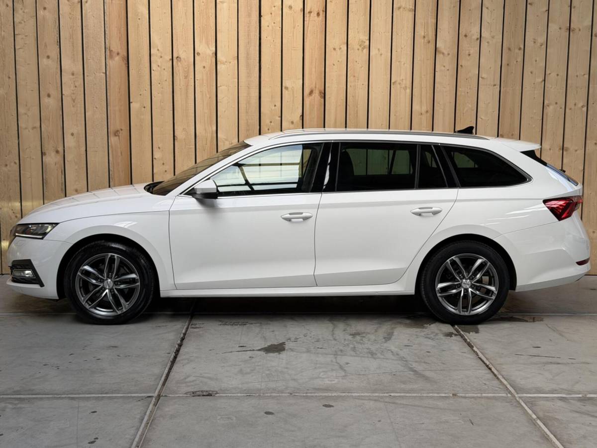 Škoda Octavia Skoda Octavia Combi 1.0 e-TSI Business Edition Plus Automaat | Achteruitrijcamera | Apple CarPlay/Android Auto | Adaptieve cruise control | Climate control | LED verlichting | Signaalkleur | Parkeersensoren voor en achter