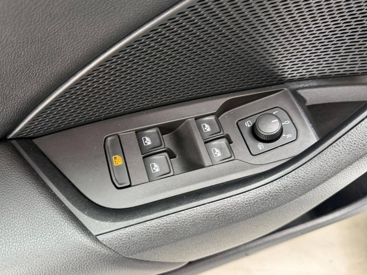 Škoda Octavia Skoda Octavia Combi 1.0 e-TSI Business Edition Plus Automaat | Achteruitrijcamera | Apple CarPlay/Android Auto | Adaptieve cruise control | Climate control | LED verlichting | Signaalkleur | Parkeersensoren voor en achter