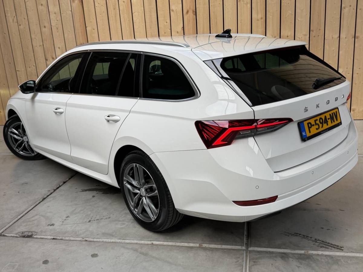 Škoda Octavia Skoda Octavia Combi 1.0 e-TSI Business Edition Plus Automaat | Achteruitrijcamera | Apple CarPlay/Android Auto | Adaptieve cruise control | Climate control | LED verlichting | Signaalkleur | Parkeersensoren voor en achter