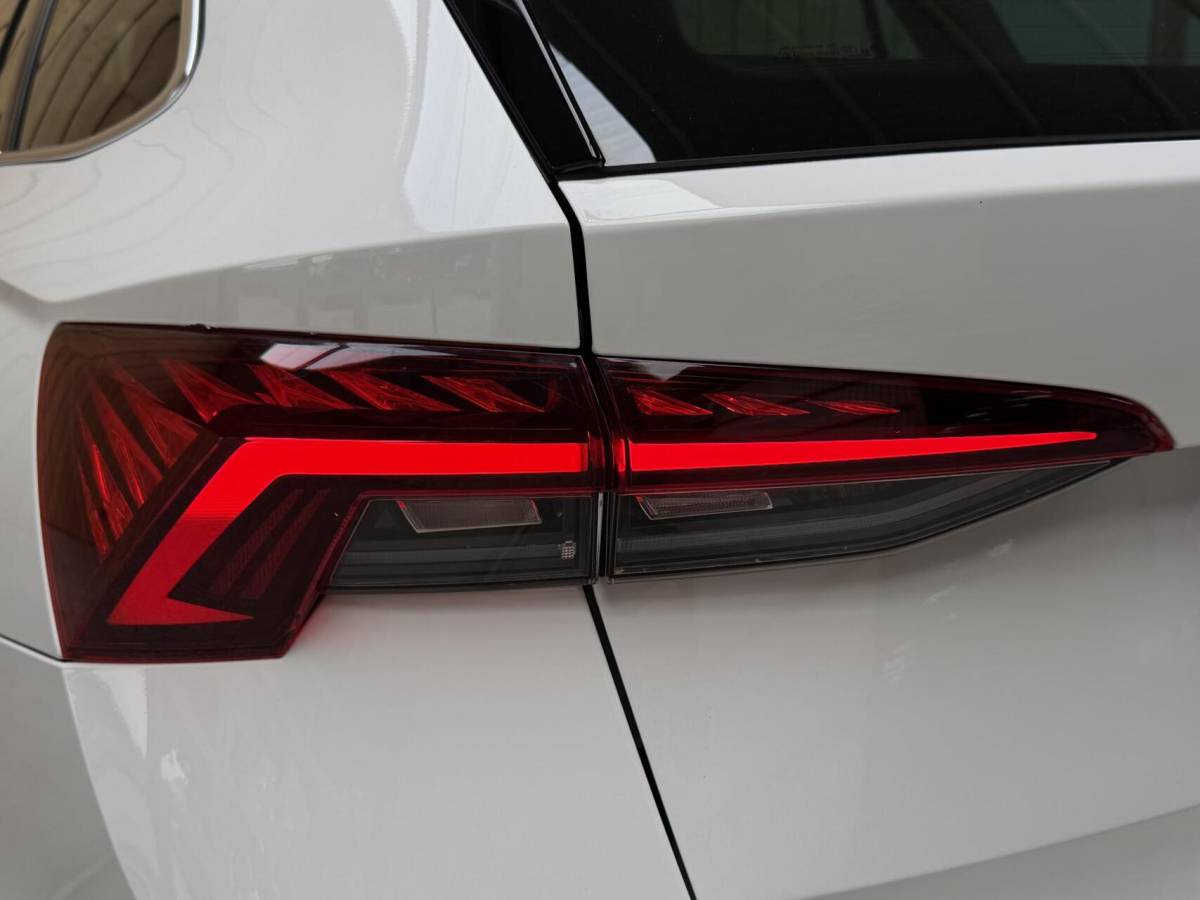 Škoda Octavia Skoda Octavia Combi 1.0 e-TSI Business Edition Plus Automaat | Achteruitrijcamera | Apple CarPlay/Android Auto | Adaptieve cruise control | Climate control | LED verlichting | Signaalkleur | Parkeersensoren voor en achter