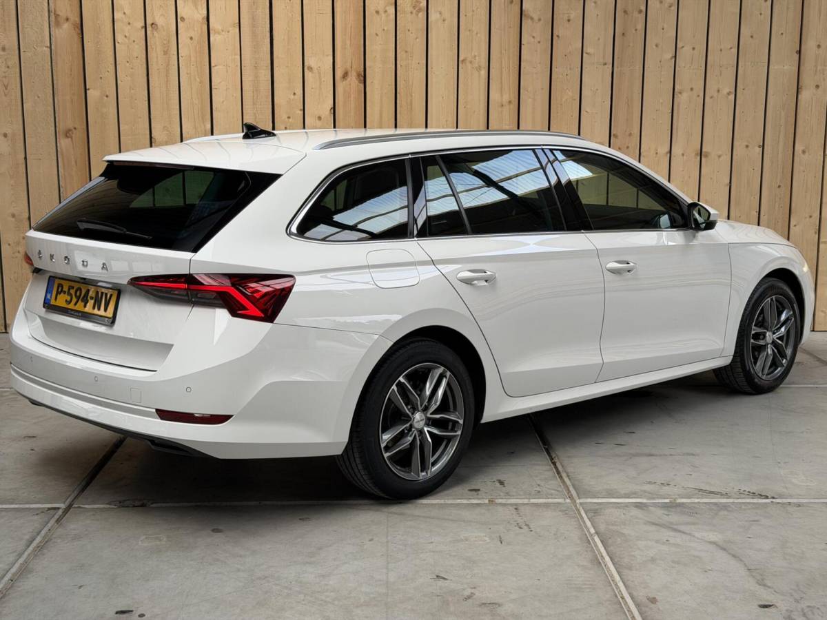 Škoda Octavia Skoda Octavia Combi 1.0 e-TSI Business Edition Plus Automaat | Achteruitrijcamera | Apple CarPlay/Android Auto | Adaptieve cruise control | Climate control | LED verlichting | Signaalkleur | Parkeersensoren voor en achter