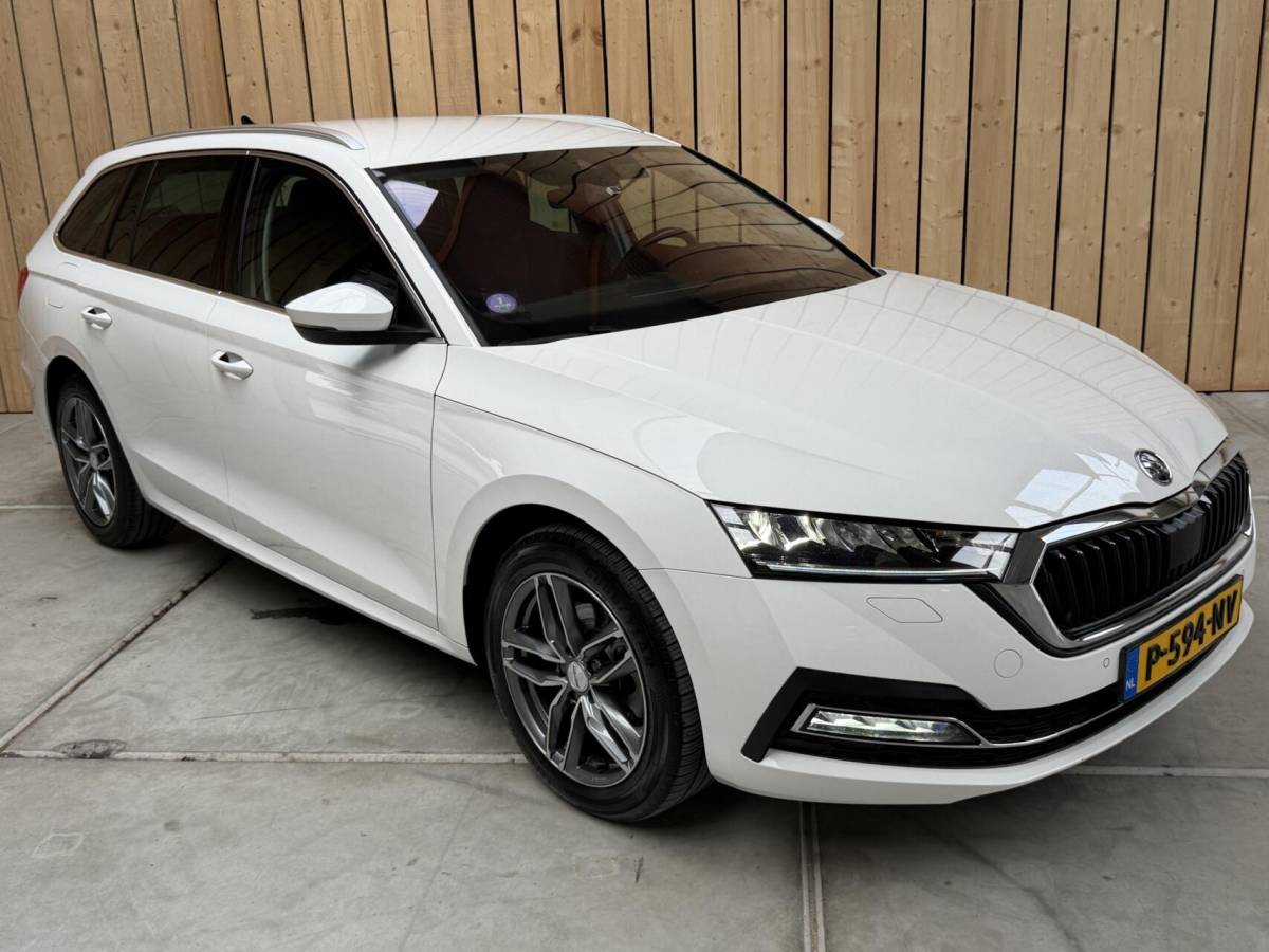 Škoda Octavia Skoda Octavia Combi 1.0 e-TSI Business Edition Plus Automaat | Achteruitrijcamera | Apple CarPlay/Android Auto | Adaptieve cruise control | Climate control | LED verlichting | Signaalkleur | Parkeersensoren voor en achter