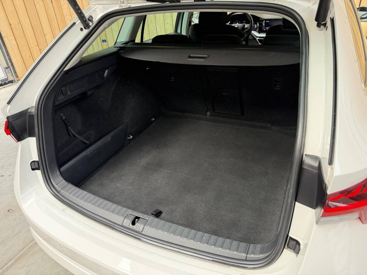 Škoda Octavia Skoda Octavia Combi 1.0 e-TSI Business Edition Plus Automaat | Achteruitrijcamera | Apple CarPlay/Android Auto | Adaptieve cruise control | Climate control | LED verlichting | Signaalkleur | Parkeersensoren voor en achter