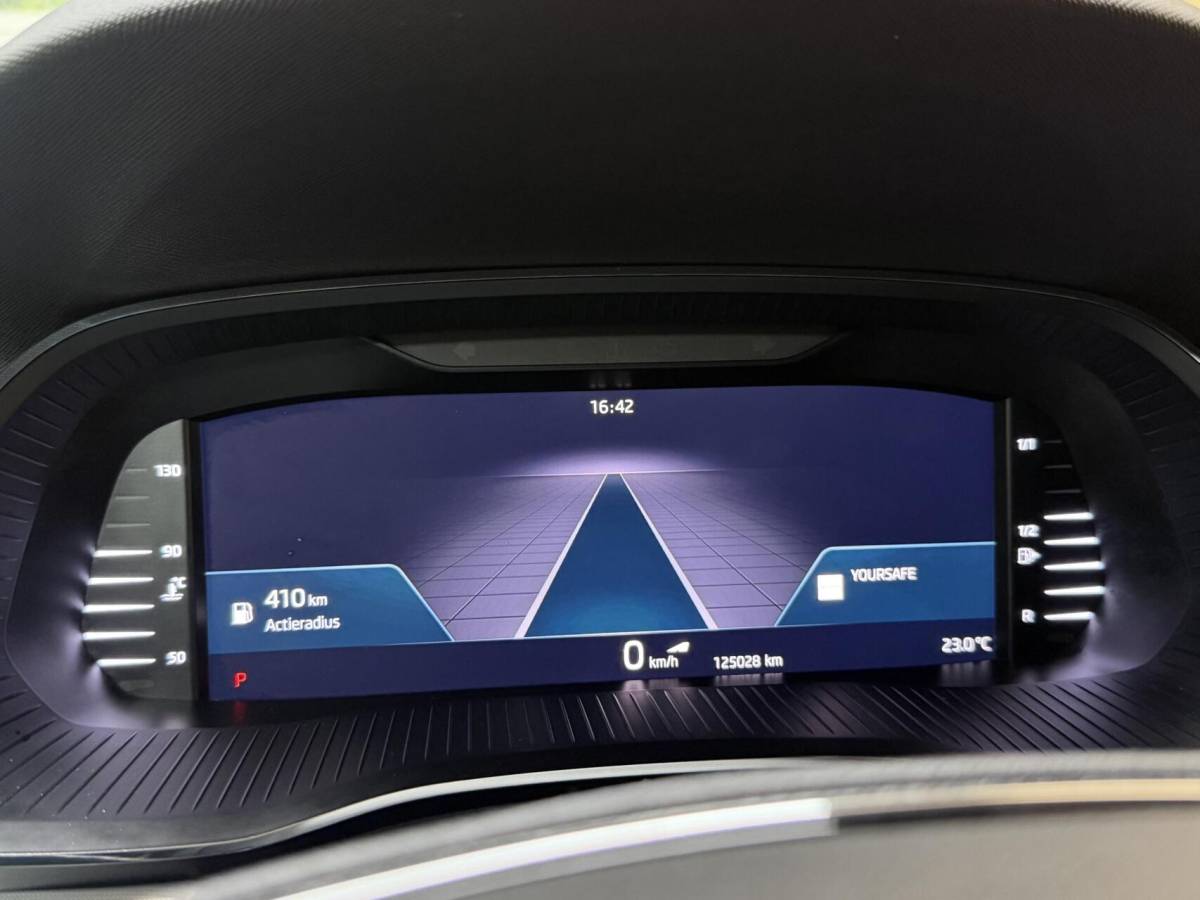 Škoda Octavia Skoda Octavia Combi 1.0 e-TSI Business Edition Plus Automaat | Achteruitrijcamera | Apple CarPlay/Android Auto | Adaptieve cruise control | Climate control | LED verlichting | Signaalkleur | Parkeersensoren voor en achter