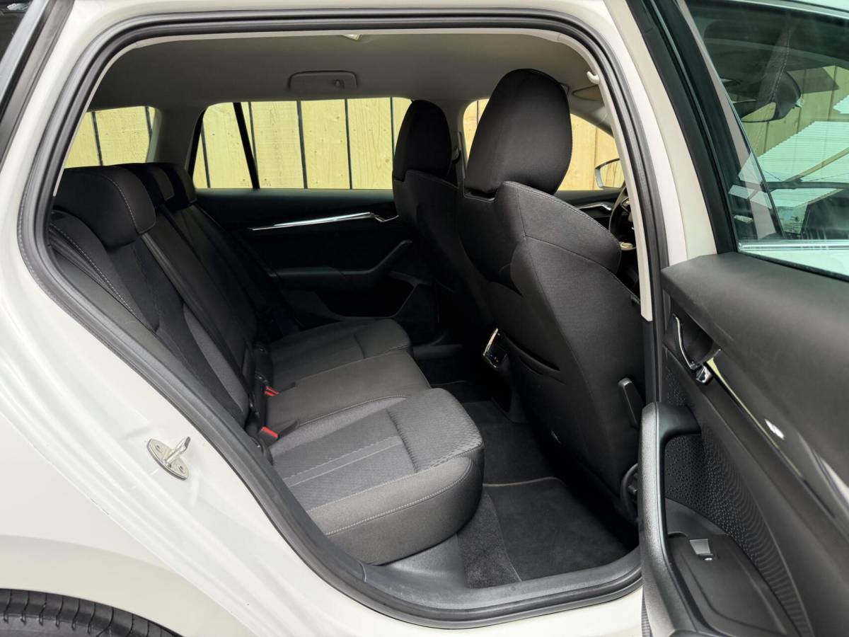 Škoda Octavia Skoda Octavia Combi 1.0 e-TSI Business Edition Plus Automaat | Achteruitrijcamera | Apple CarPlay/Android Auto | Adaptieve cruise control | Climate control | LED verlichting | Signaalkleur | Parkeersensoren voor en achter