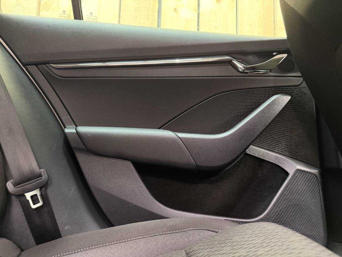 Škoda Octavia Skoda Octavia Combi 1.0 e-TSI Business Edition Plus Automaat | Achteruitrijcamera | Apple CarPlay/Android Auto | Adaptieve cruise control | Climate control | LED verlichting | Signaalkleur | Parkeersensoren voor en achter