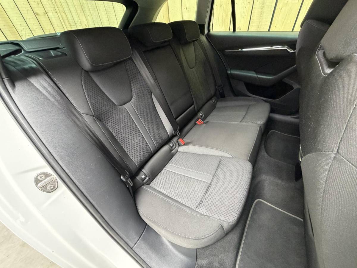 Škoda Octavia Skoda Octavia Combi 1.0 e-TSI Business Edition Plus Automaat | Achteruitrijcamera | Apple CarPlay/Android Auto | Adaptieve cruise control | Climate control | LED verlichting | Signaalkleur | Parkeersensoren voor en achter