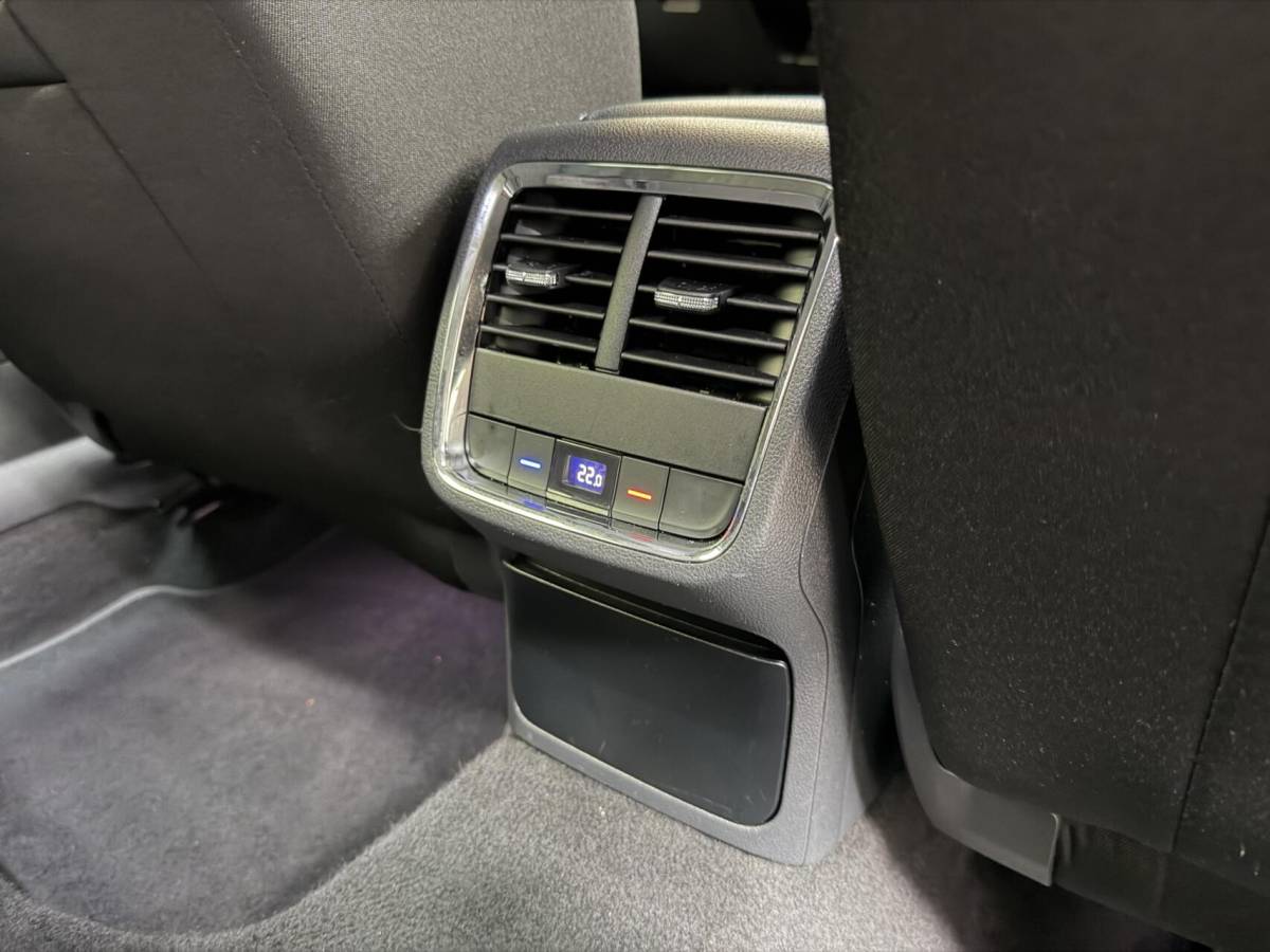 Škoda Octavia Skoda Octavia Combi 1.0 e-TSI Business Edition Plus Automaat | Achteruitrijcamera | Apple CarPlay/Android Auto | Adaptieve cruise control | Climate control | LED verlichting | Signaalkleur | Parkeersensoren voor en achter