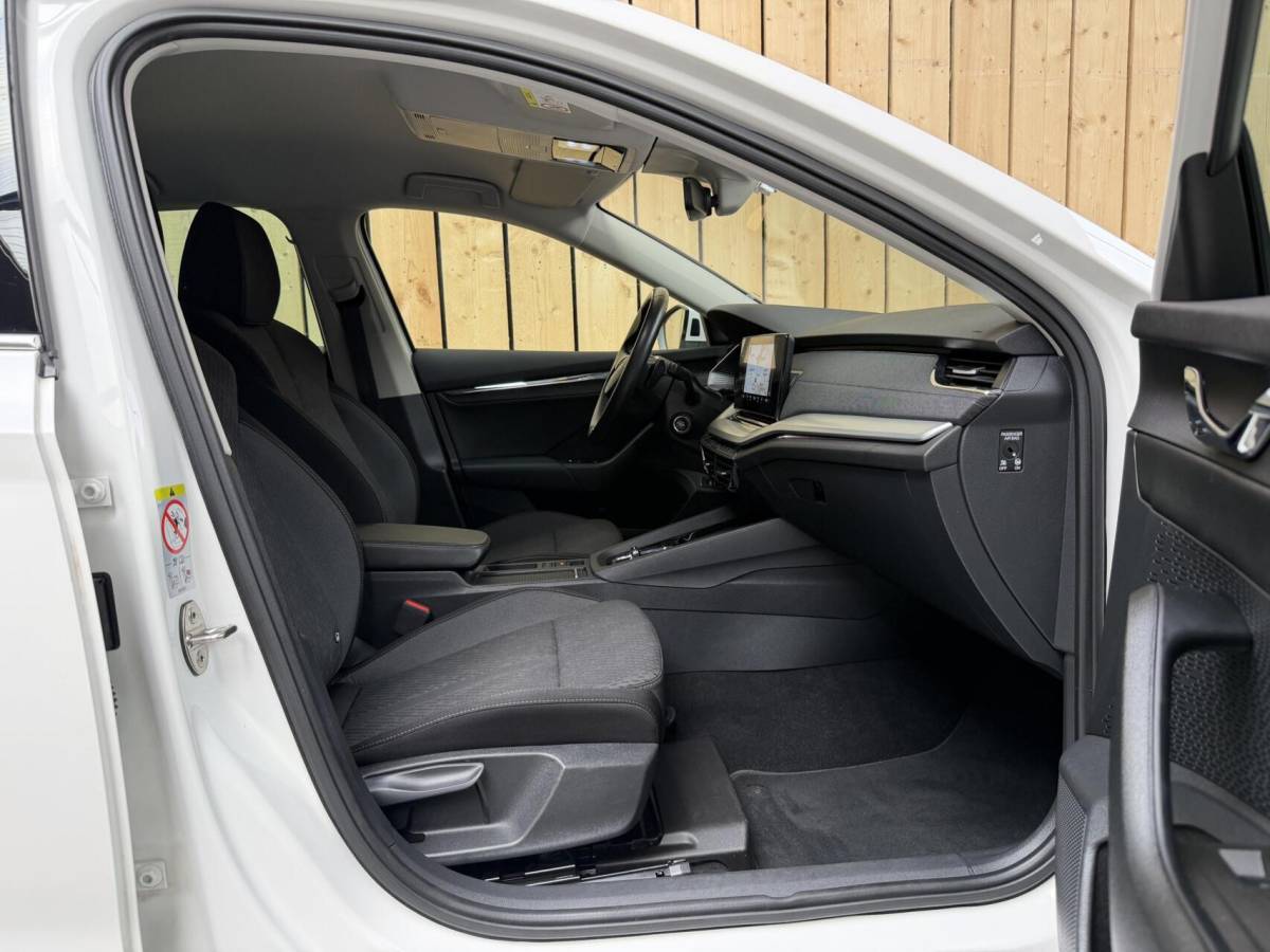 Škoda Octavia Skoda Octavia Combi 1.0 e-TSI Business Edition Plus Automaat | Achteruitrijcamera | Apple CarPlay/Android Auto | Adaptieve cruise control | Climate control | LED verlichting | Signaalkleur | Parkeersensoren voor en achter