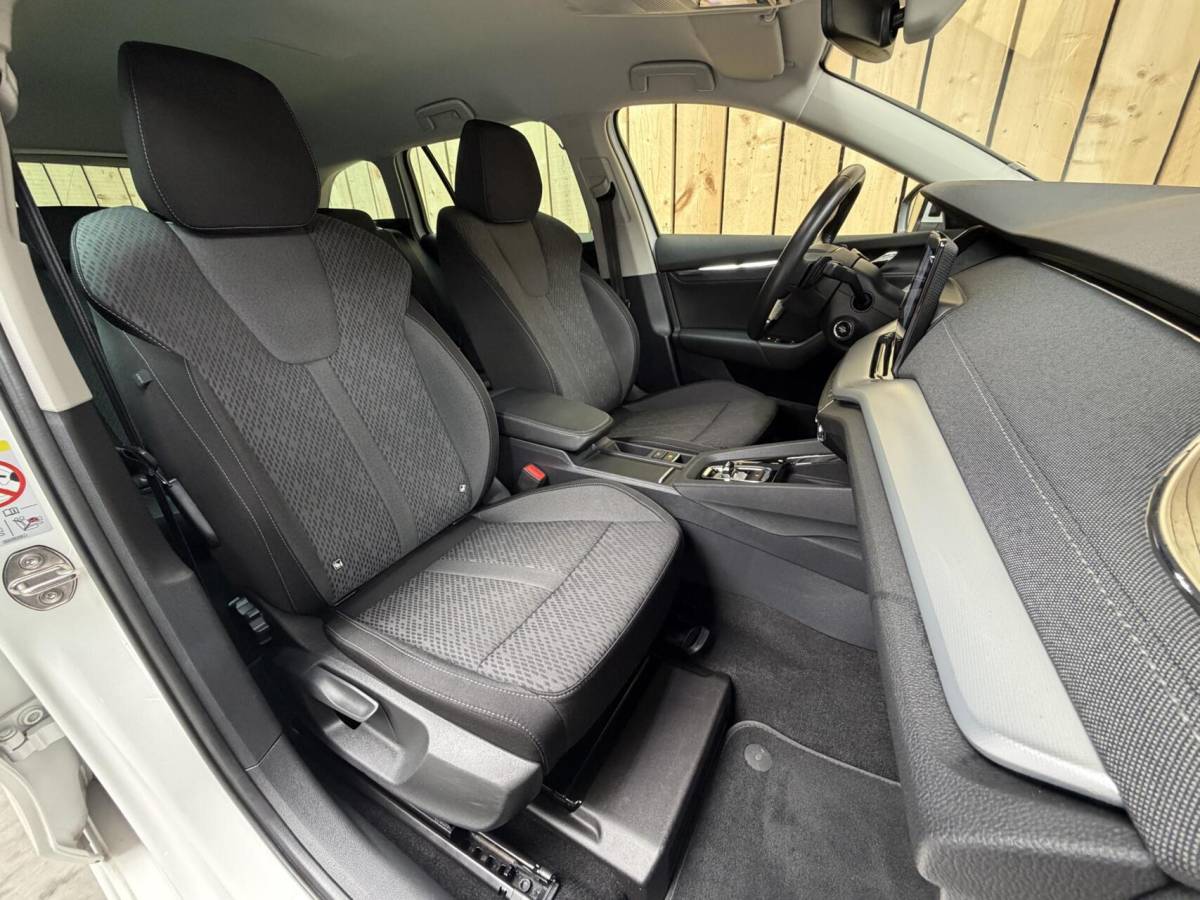 Škoda Octavia Skoda Octavia Combi 1.0 e-TSI Business Edition Plus Automaat | Achteruitrijcamera | Apple CarPlay/Android Auto | Adaptieve cruise control | Climate control | LED verlichting | Signaalkleur | Parkeersensoren voor en achter