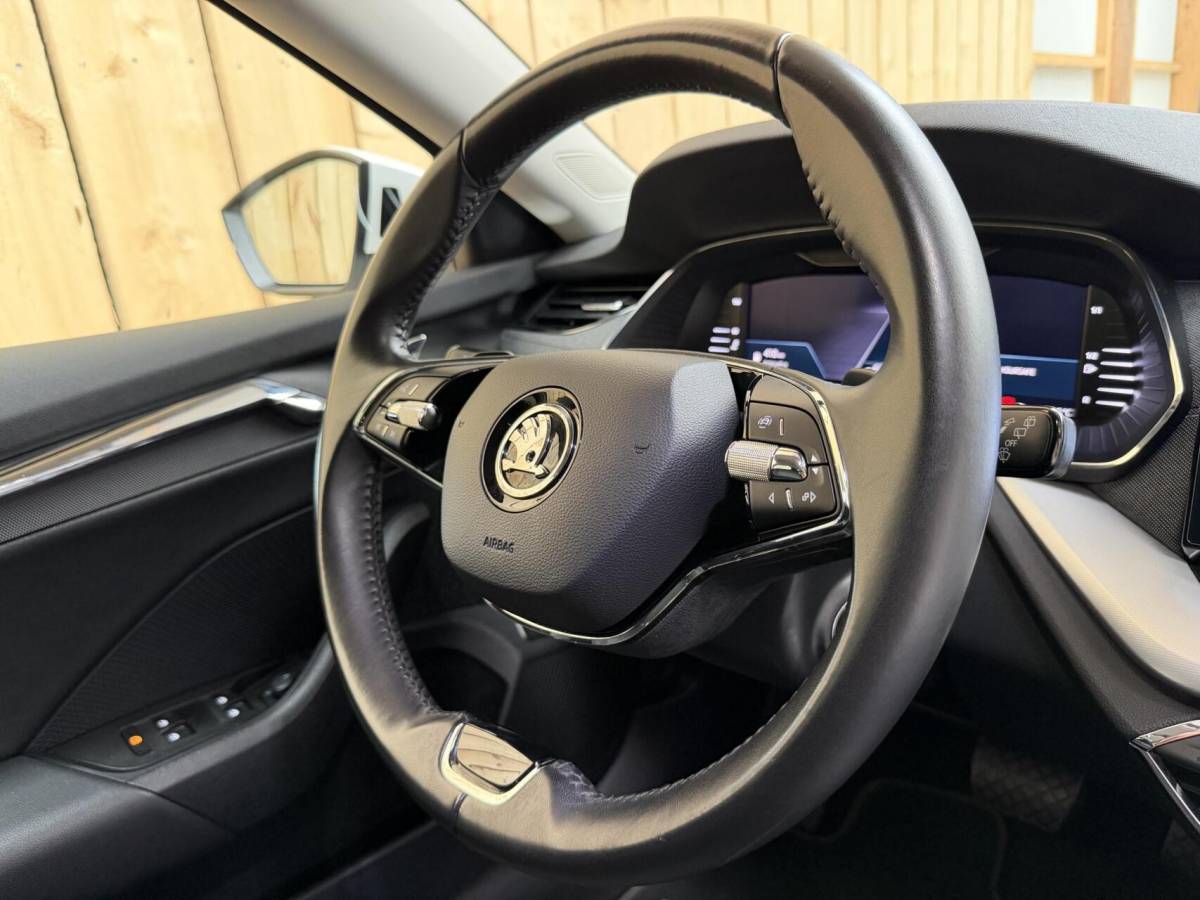 Škoda Octavia Skoda Octavia Combi 1.0 e-TSI Business Edition Plus Automaat | Achteruitrijcamera | Apple CarPlay/Android Auto | Adaptieve cruise control | Climate control | LED verlichting | Signaalkleur | Parkeersensoren voor en achter