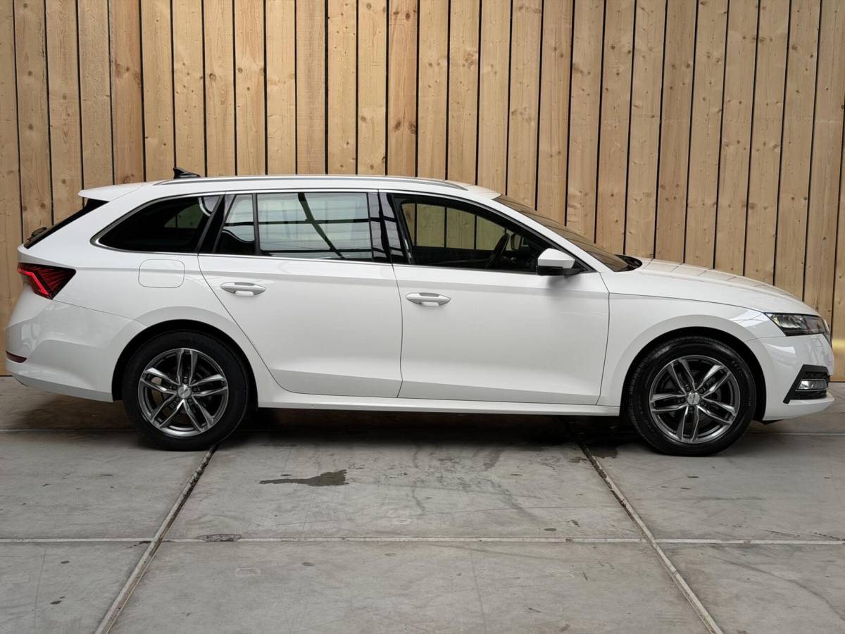 Škoda Octavia Skoda Octavia Combi 1.0 e-TSI Business Edition Plus Automaat | Achteruitrijcamera | Apple CarPlay/Android Auto | Adaptieve cruise control | Climate control | LED verlichting | Signaalkleur | Parkeersensoren voor en achter
