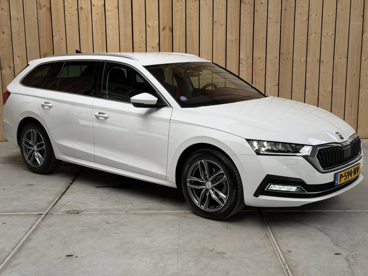 Škoda Octavia Skoda Octavia Combi 1.0 e-TSI Business Edition Plus Automaat | Achteruitrijcamera | Apple CarPlay/Android Auto | Adaptieve cruise control | Climate control | LED verlichting | Signaalkleur | Parkeersensoren voor en achter
