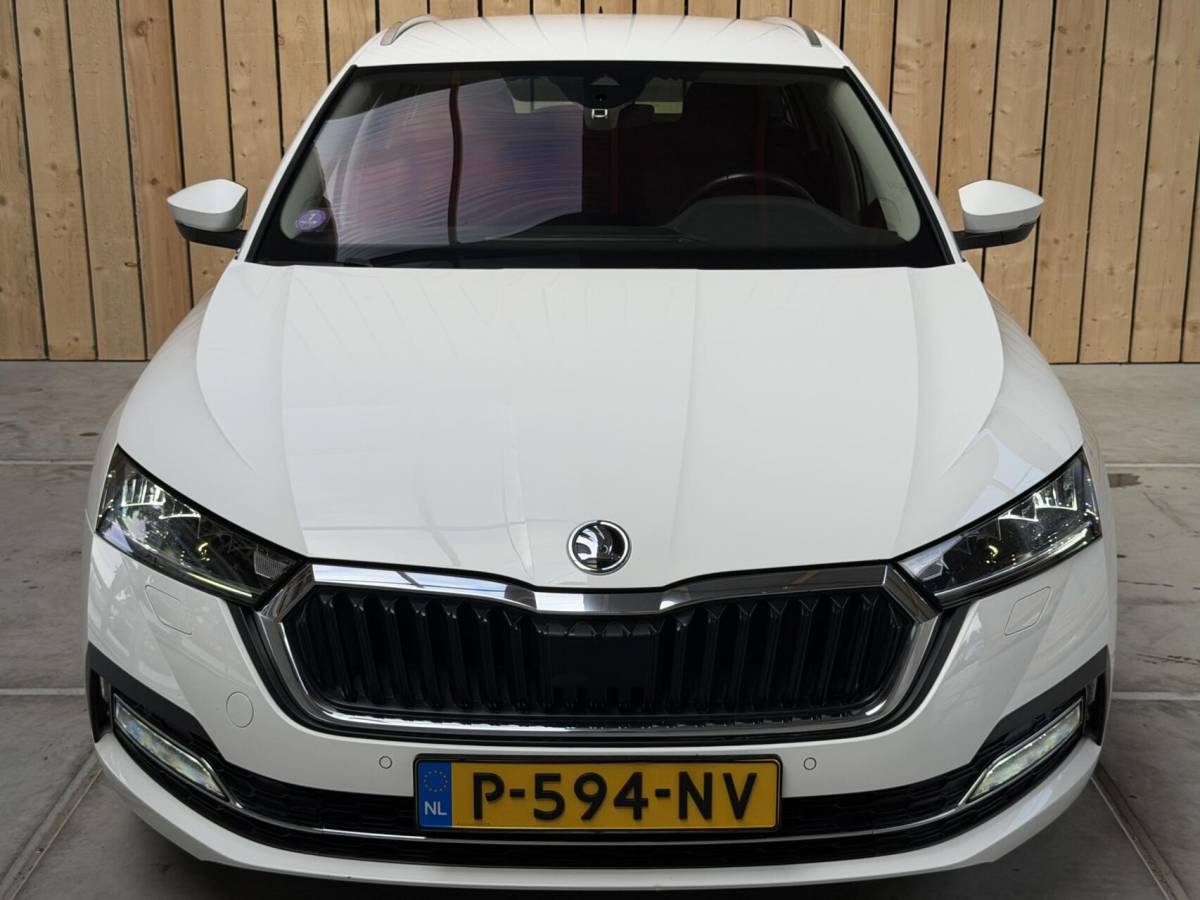 Škoda Octavia Skoda Octavia Combi 1.0 e-TSI Business Edition Plus Automaat | Achteruitrijcamera | Apple CarPlay/Android Auto | Adaptieve cruise control | Climate control | LED verlichting | Signaalkleur | Parkeersensoren voor en achter