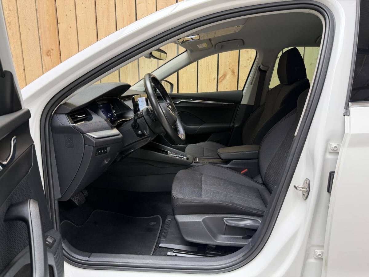 Škoda Octavia Skoda Octavia Combi 1.0 e-TSI Business Edition Plus Automaat | Achteruitrijcamera | Apple CarPlay/Android Auto | Adaptieve cruise control | Climate control | LED verlichting | Signaalkleur | Parkeersensoren voor en achter