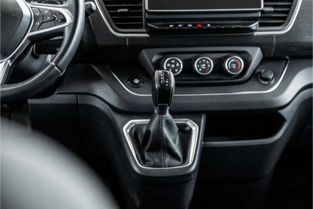 Renault Trafic Renault Trafic 2.0 dCi 150 PK DC | Dubbel cabine | 6-Zitter | L+R Schuifdeur | Camera | Trekhaak | CarPlay | Navigatie | Nieuwe APK