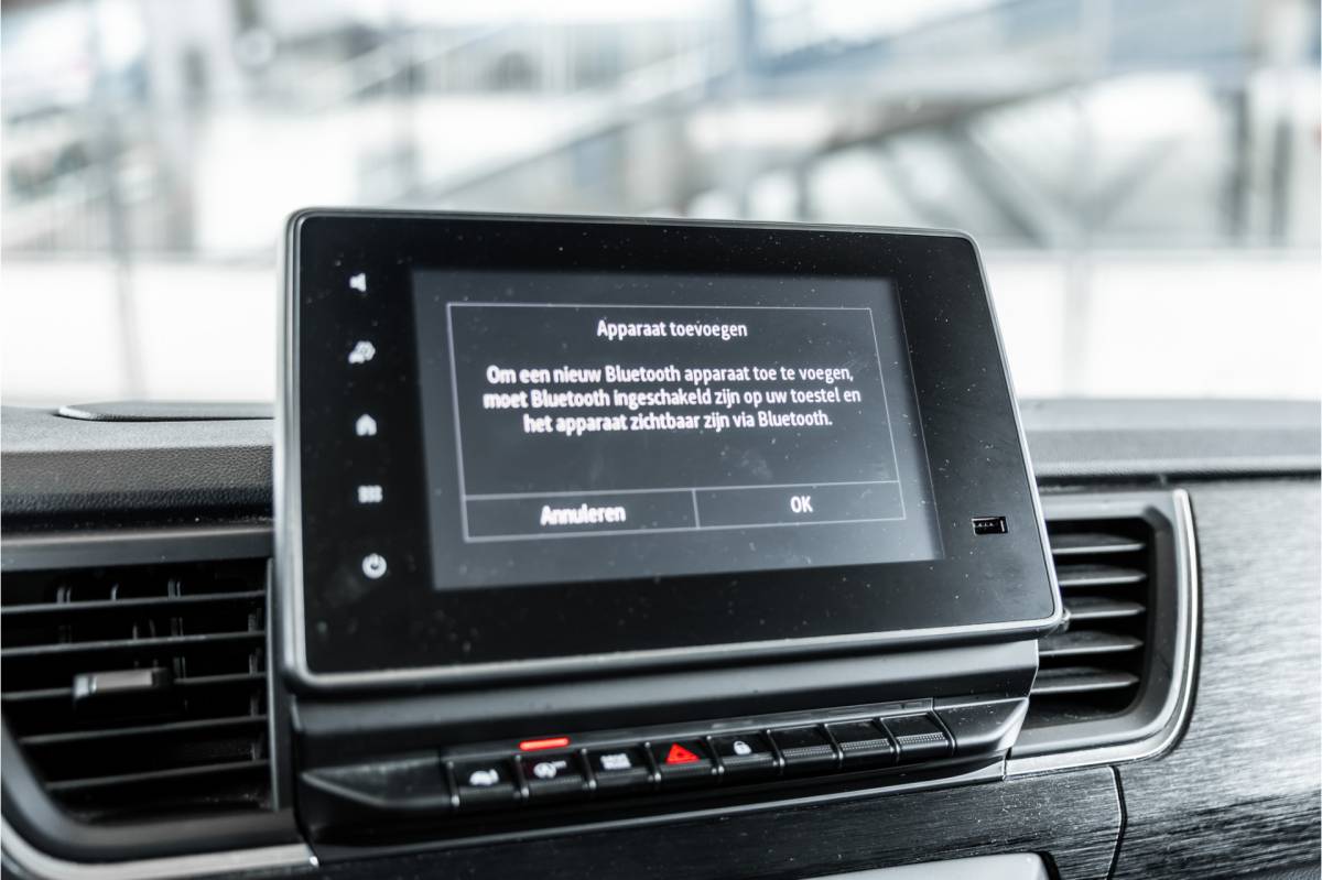 Renault Trafic Renault Trafic 2.0 dCi 150 PK DC | Dubbel cabine | 6-Zitter | L+R Schuifdeur | Camera | Trekhaak | CarPlay | Navigatie | Nieuwe APK