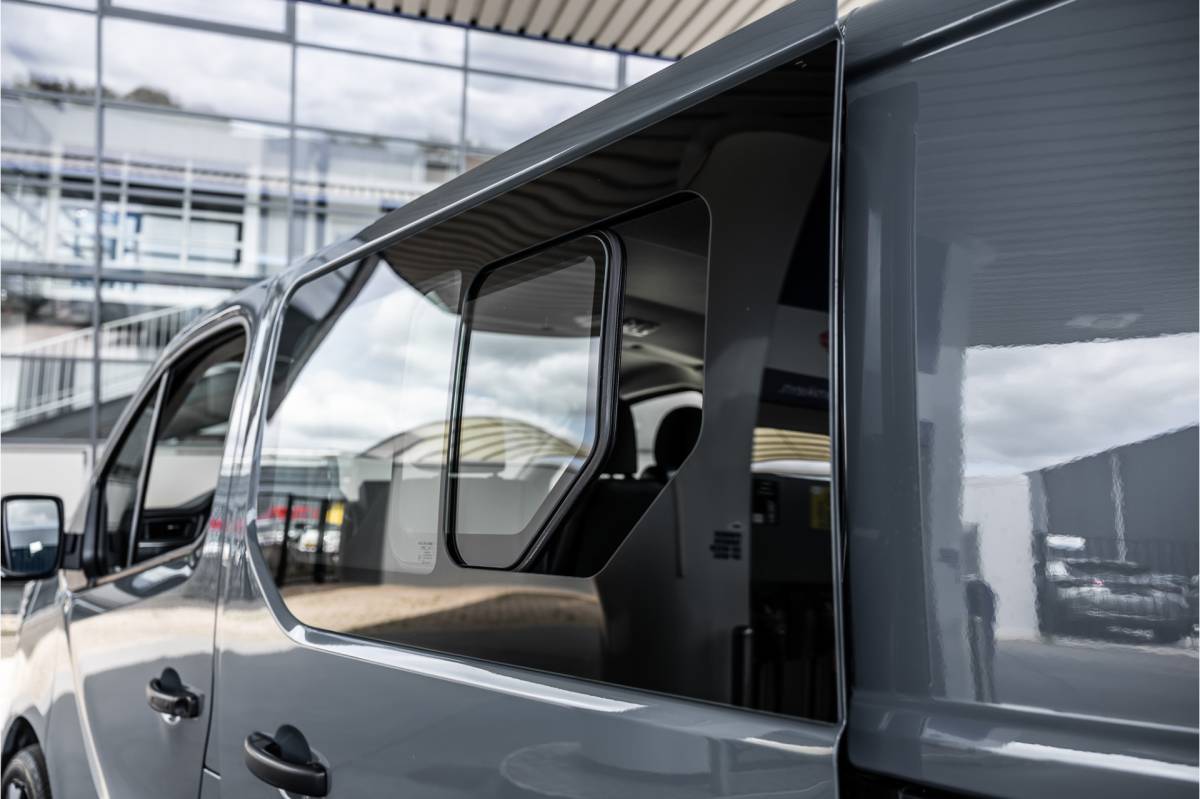Renault Trafic Renault Trafic 2.0 dCi 150 PK DC | Dubbel cabine | 6-Zitter | L+R Schuifdeur | Camera | Trekhaak | CarPlay | Navigatie | Nieuwe APK
