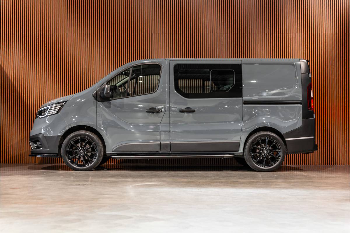 Renault Trafic Renault Trafic 2.0 dCi 150 PK DC | Dubbel cabine | 6-Zitter | L+R Schuifdeur | Camera | Trekhaak | CarPlay | Navigatie | Nieuwe APK