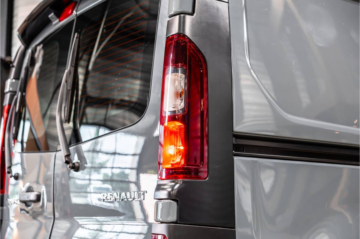 Renault Trafic Renault Trafic 2.0 dCi 150 PK DC | Dubbel cabine | 6-Zitter | L+R Schuifdeur | Camera | Trekhaak | CarPlay | Navigatie | Nieuwe APK