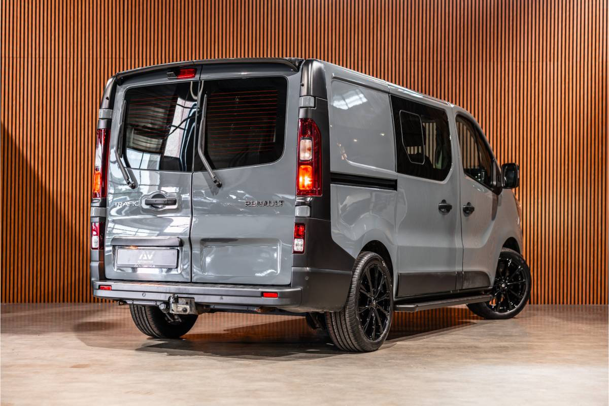 Renault Trafic Renault Trafic 2.0 dCi 150 PK DC | Dubbel cabine | 6-Zitter | L+R Schuifdeur | Camera | Trekhaak | CarPlay | Navigatie | Nieuwe APK