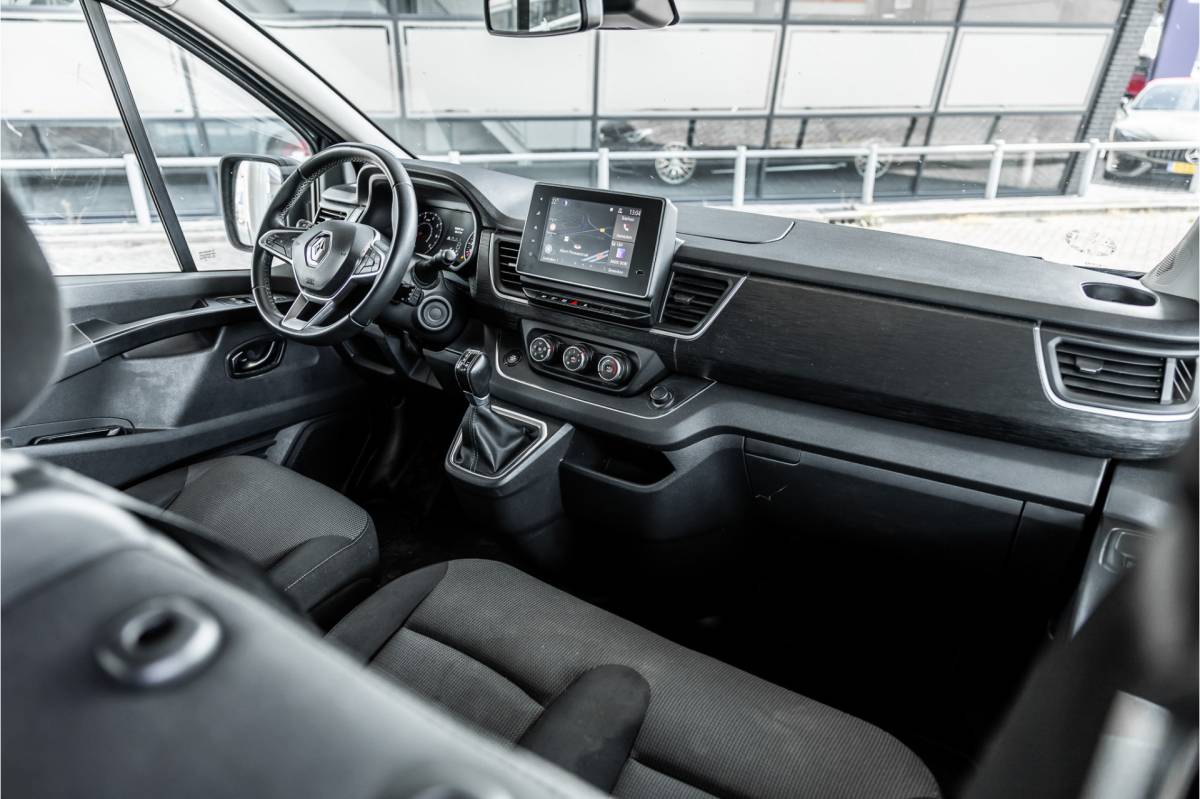Renault Trafic Renault Trafic 2.0 dCi 150 PK DC | Dubbel cabine | 6-Zitter | L+R Schuifdeur | Camera | Trekhaak | CarPlay | Navigatie | Nieuwe APK