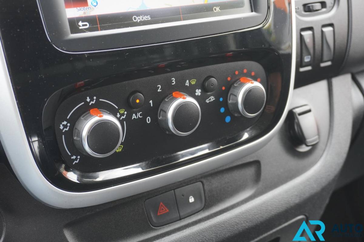 Renault Trafic Renault Trafic 2.0 dCi 145PK * Automaat * Trekhaak * LED