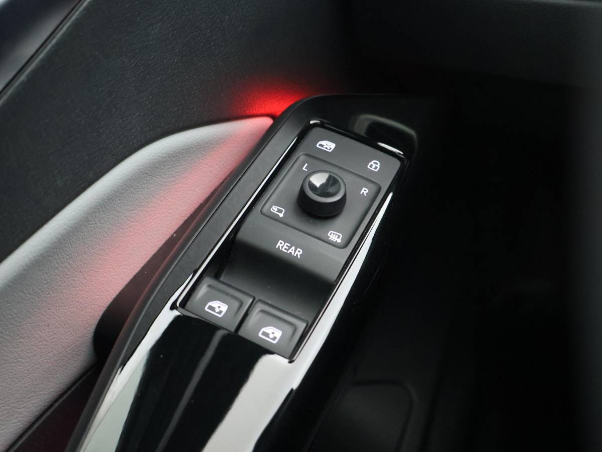 Volkswagen ID.3 Volkswagen ID.3 PRO 58 KWH + SFEERVERLICHTING | ADAPTIVE CRUISE | 18 INCH | CAMERA | STOEL/STUURVERW. | CARPLAY
