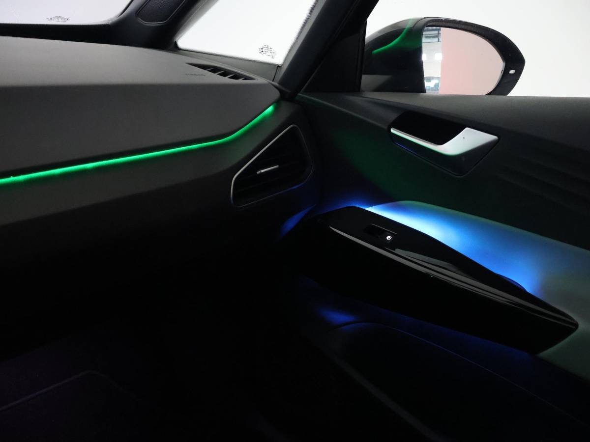 Volkswagen ID.3 Volkswagen ID.3 PRO 58 KWH + SFEERVERLICHTING | ADAPTIVE CRUISE | 18 INCH | CAMERA | STOEL/STUURVERW. | CARPLAY