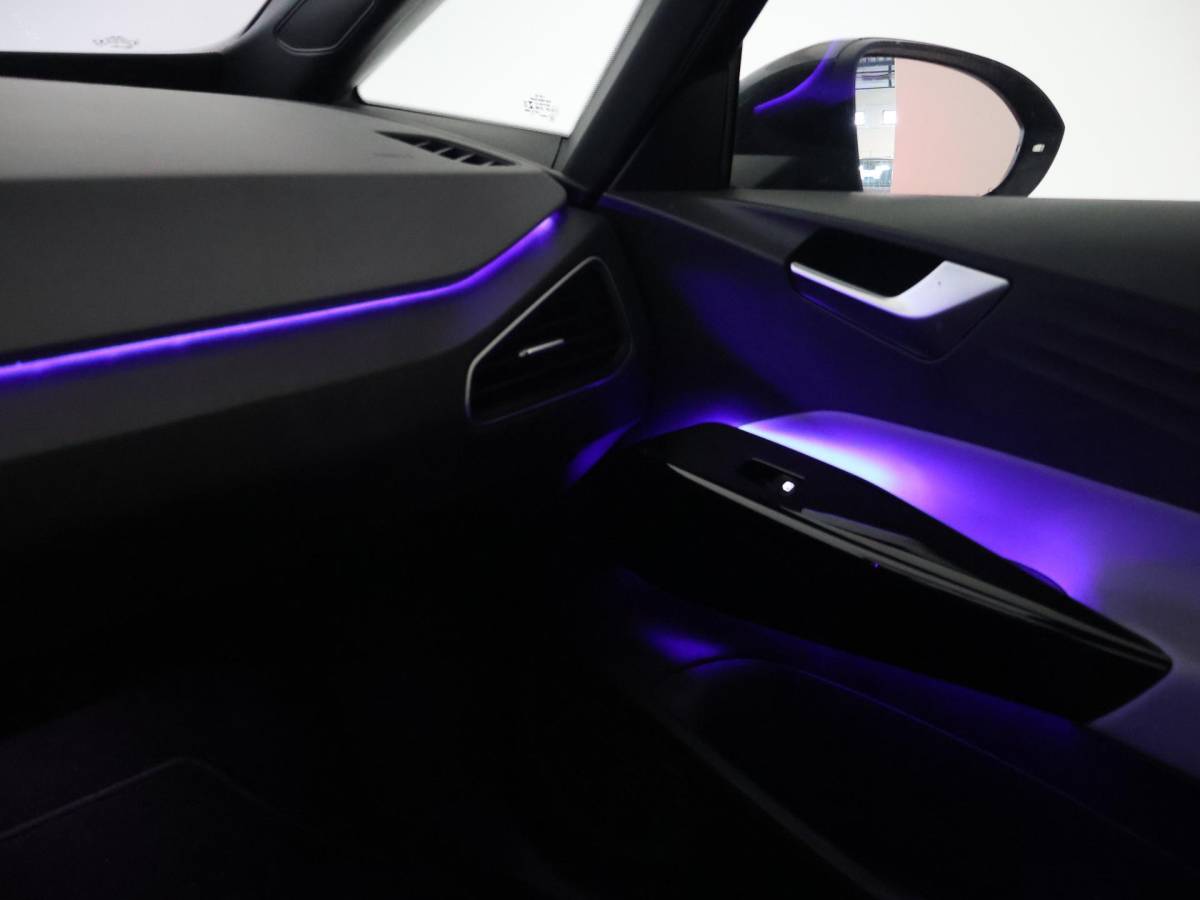 Volkswagen ID.3 Volkswagen ID.3 PRO 58 KWH + SFEERVERLICHTING | ADAPTIVE CRUISE | 18 INCH | CAMERA | STOEL/STUURVERW. | CARPLAY