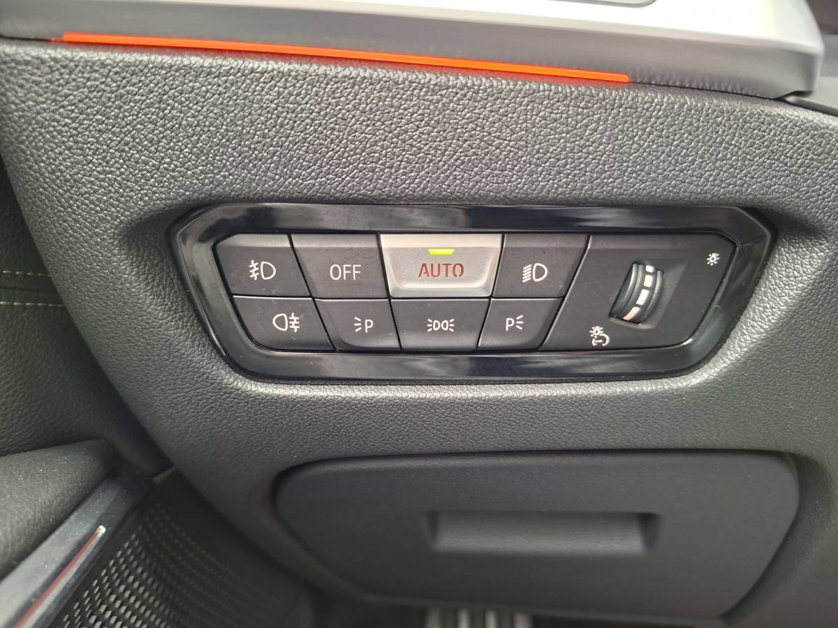 BMW 3 Serie BMW 3-serie 320i Executive Edition Carplay Sport Leder