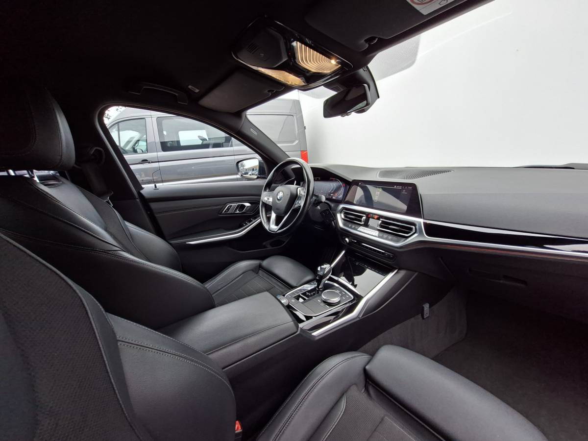 BMW 3 Serie BMW 3-serie 320i Executive Edition Carplay Sport Leder