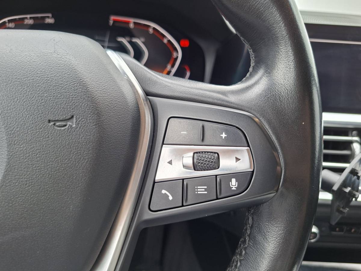 BMW 3 Serie BMW 3-serie 320i Executive Edition Carplay Sport Leder