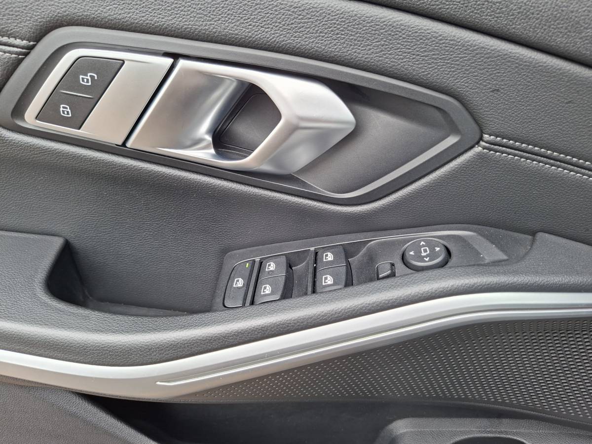 BMW 3 Serie BMW 3-serie 320i Executive Edition Carplay Sport Leder