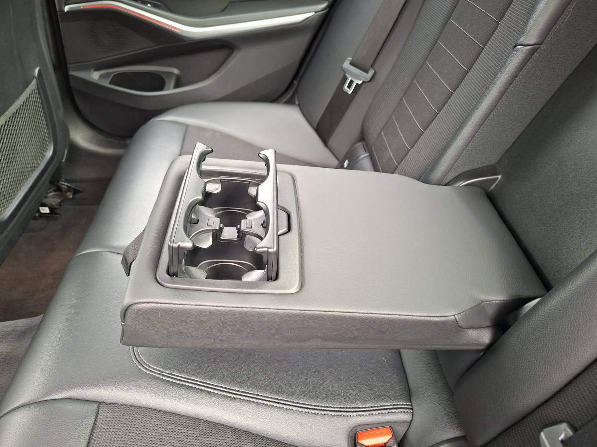 BMW 3 Serie BMW 3-serie 320i Executive Edition Carplay Sport Leder