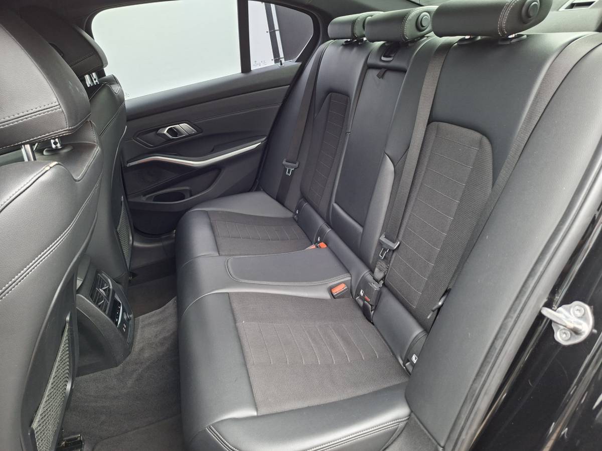 BMW 3 Serie BMW 3-serie 320i Executive Edition Carplay Sport Leder